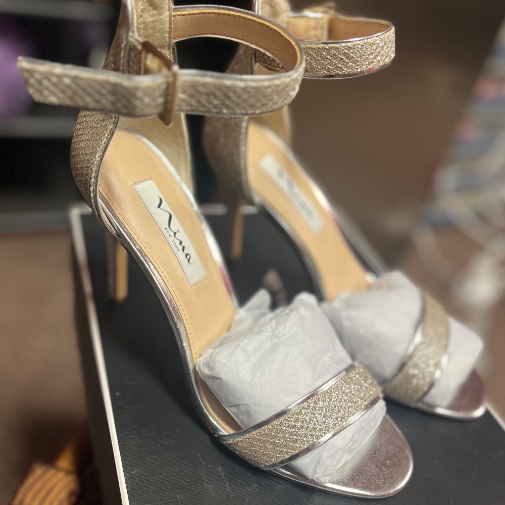Nina Womens sparking dress shoes in a light Carmel color, weddings etc.